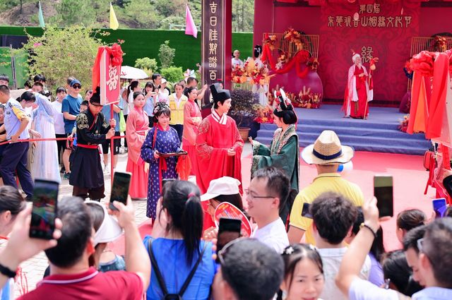 巨型月餅驚現東莞觀音山，這是怎麼回事？