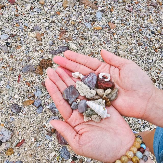 เที่ยวหาดแสมเกาะล้าน ชมถ้ำลับ เดินหาดสวย 