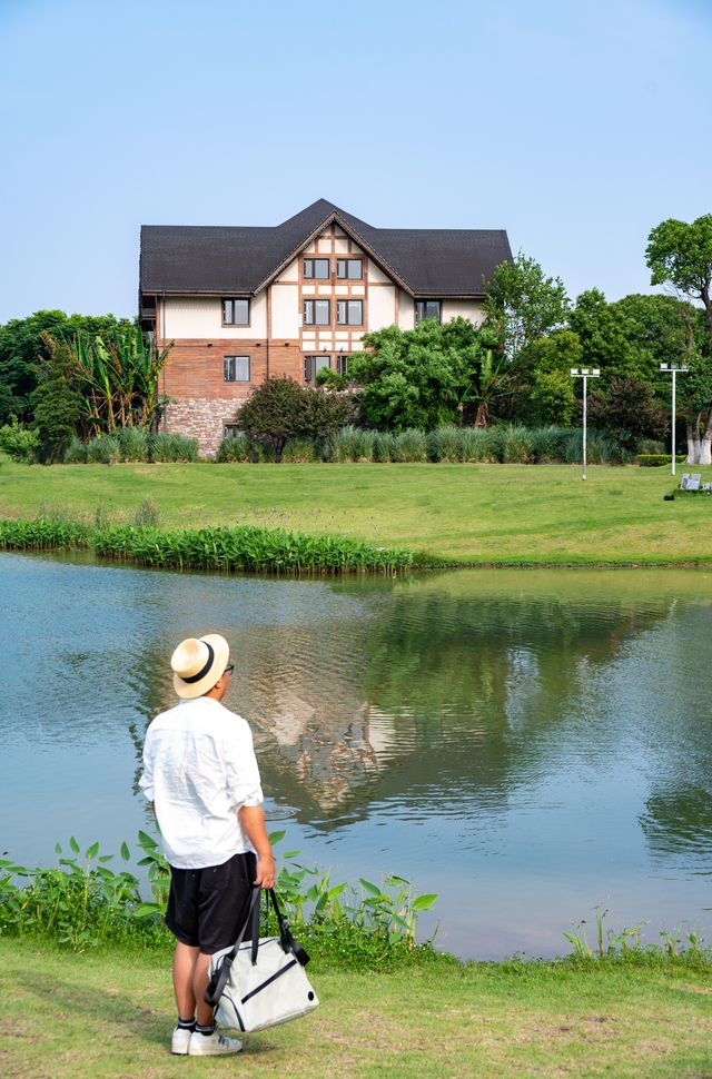 這真不是國外！就在長沙的藝術館天鵝湖畔