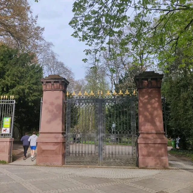 Günthersburgpark in the heart of Frankfurt