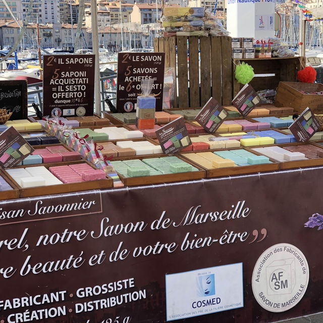 Weekend Market: A Vibrant Slice of Marseille 