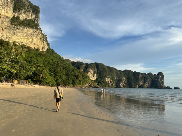 เดินเล่นชายทะเล,,, ที่หาดอ่าวนาง สวยสุดๆ 🌊🌴✨