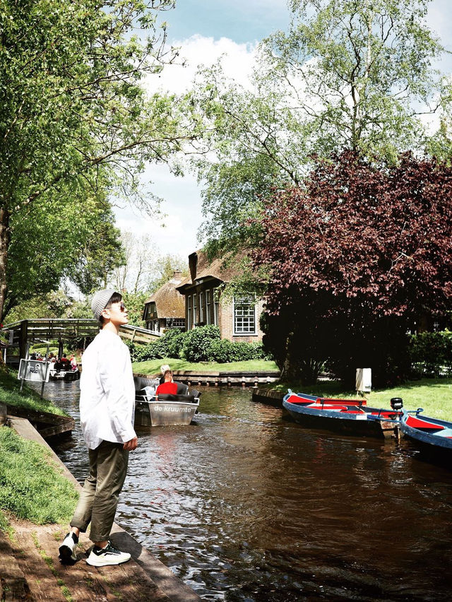 Giethoorn. Train or Tour?