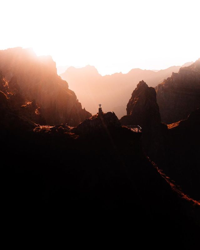 Greetings from Pico Do Arieiro, Madeira's Ultimate Sunrise and Sunset Spot 🌇🌅