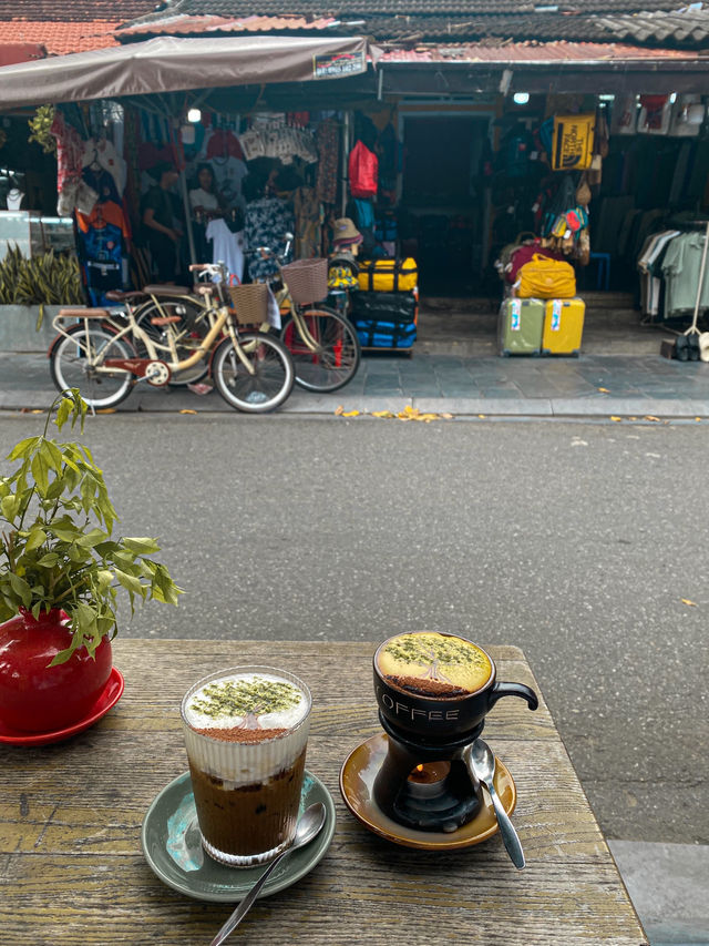 Cute Café Serving Beautiful Coffee Art 