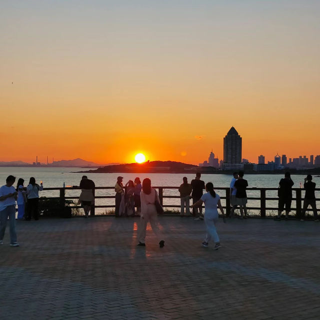 海濱公園：夕陽下的“金色海洋” 🌅🌊