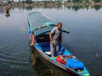 ล่องเรือกลางแม่น้ำที่ศรีนาการ์ 