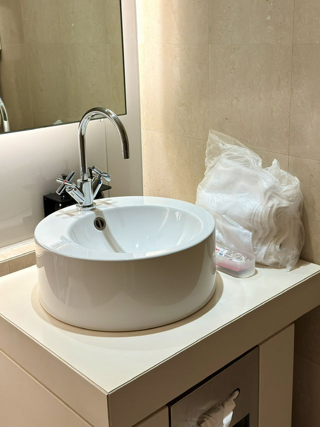 シンガポール　シンガポール観光　The Qantas Singapore Loungeのshowerは最高だぞ！