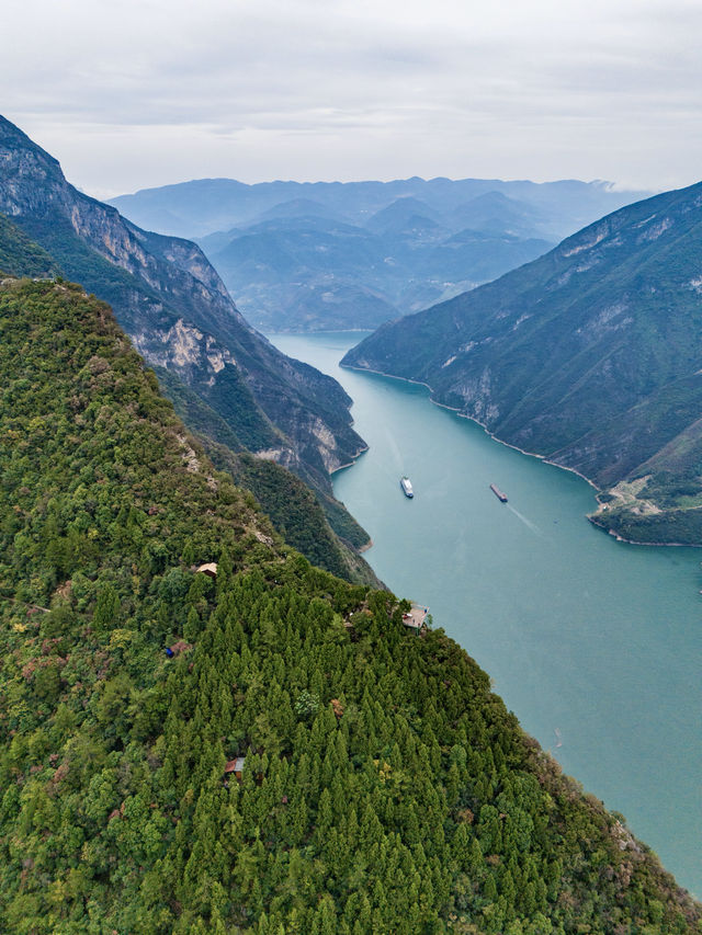 登臨三峽之巔輕舟已過萬重山