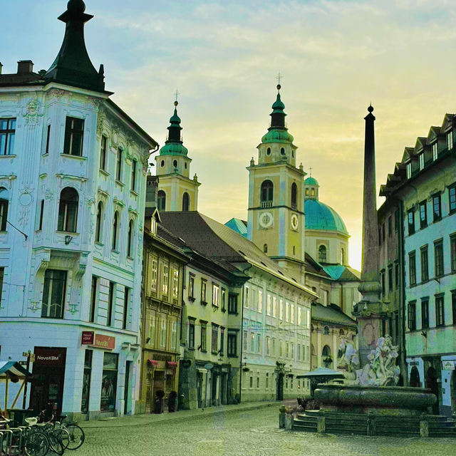 Urban wanderings is in the charming city of Ljubljana🇸🇮👫😎 