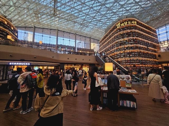 The magnificient Starfield Library at COEX