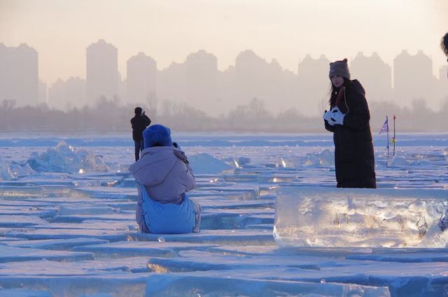 在冰雪世界嬉戲的金豆子們