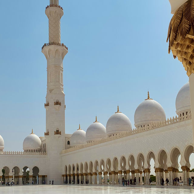 😍 MESMERIZING 82 Dome Mosque in Abu Dhabi 🇦🇪