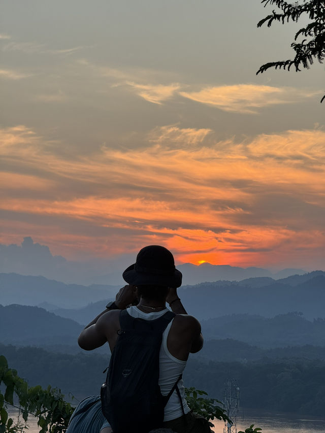 พระธาตุพูสี | หลวงพระบาง 🏘️⛰️🌳✨