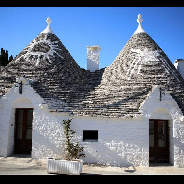 A super niche tourist destination in Italy, the house looks like wearing a bucket.