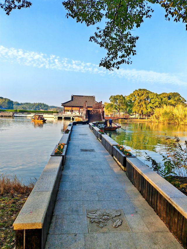 沙家浜．水鄉景中悟烽火，蘆葦蕩裡品傳奇。