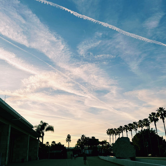 洛杉磯日落觀賞點：LACMA 的 Levitated Mass