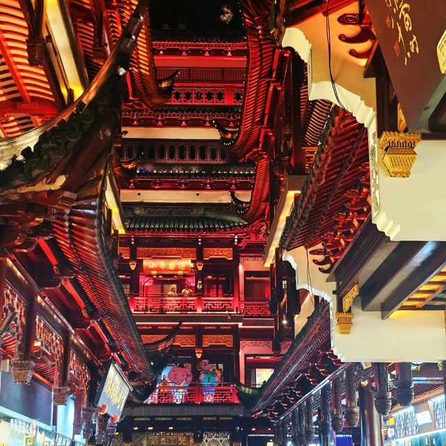 An Enchanting Evening at Yu Garden (豫园): Food, Shopping, and Nighttime Magic!