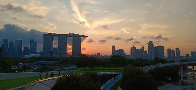 4.The most romantic places for free date in Singapore ( Late evening @ Marina Barrage )