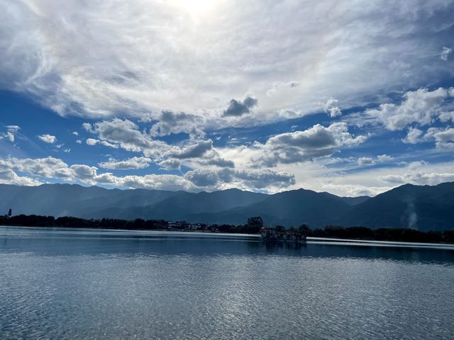 洱海：風花雪月畔的湛藍詩行。