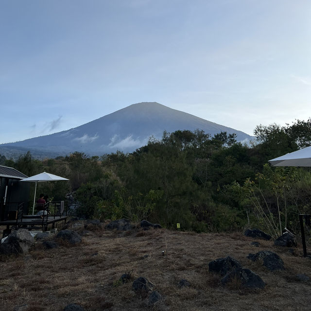 Watching the colours of Mount Rinjani Change Through the Day 🇮🇩