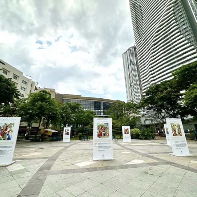 Cozy and Carefree Stroll at Capitol Commons