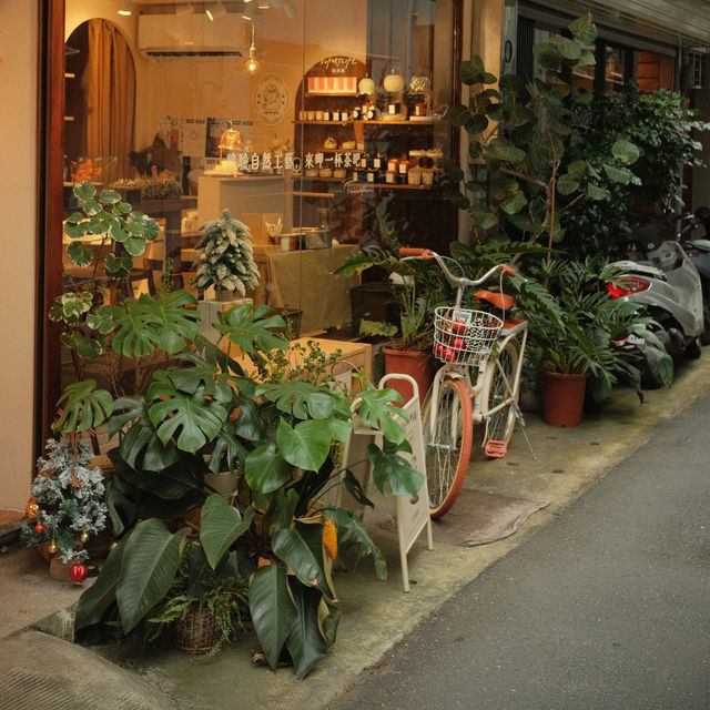 An Afternoon in Sleepy Chifeng Street