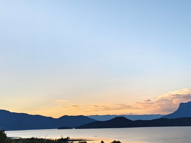 景點地址：汀小島度假酒店坐落於瀘沽湖景區蒗放村，是一家湖景高端度假酒店。酒店依山而建，設計獨特，擁。