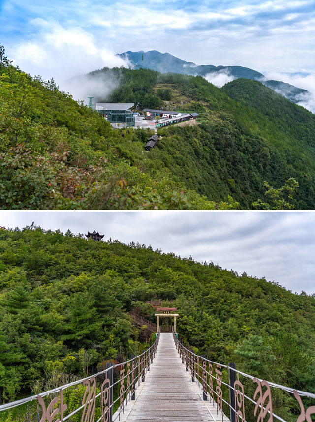 在三峽之巔俯瞰壯美雲海。