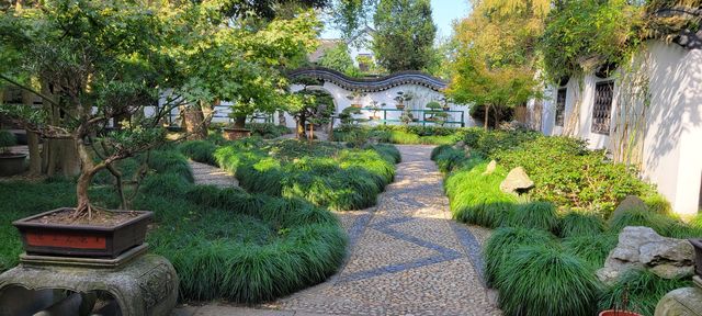 綺園：水隨山轉，山因水活。