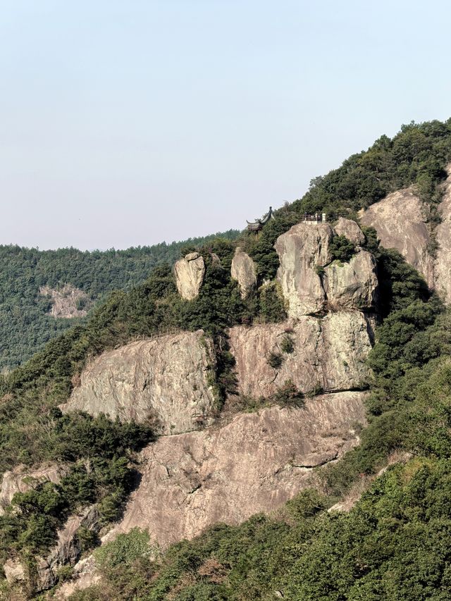 徒步穿越寧波九峰山丨九峰之巅眺望東海