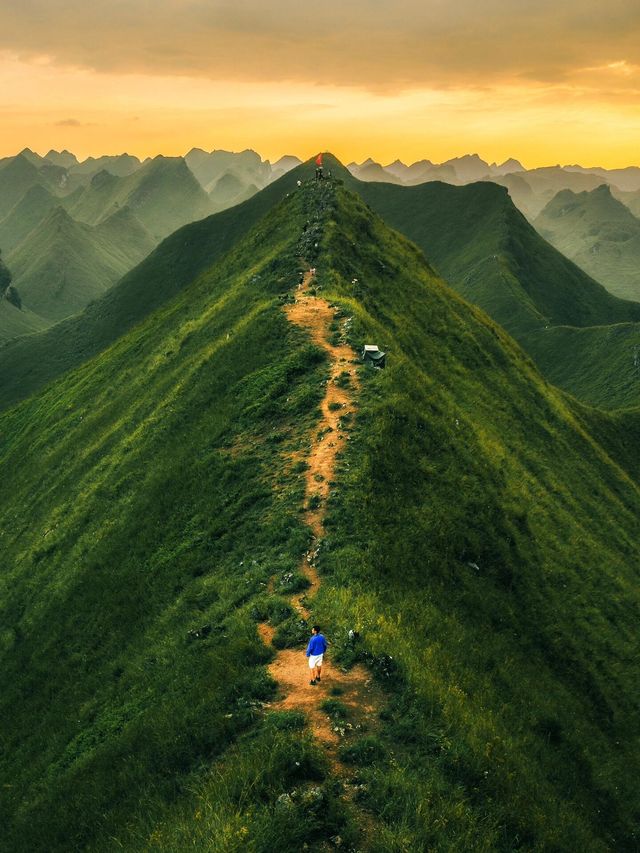 以為武功山已經很美了，直到我去到了劍龍山||劍龍山最近很火，因為地貌獨特，這些山峰崢嶸聳立，形態。