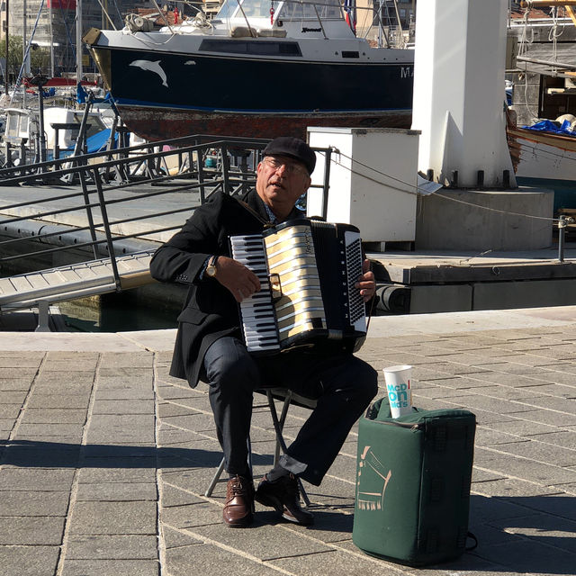 Weekend Market: A Vibrant Slice of Marseille 