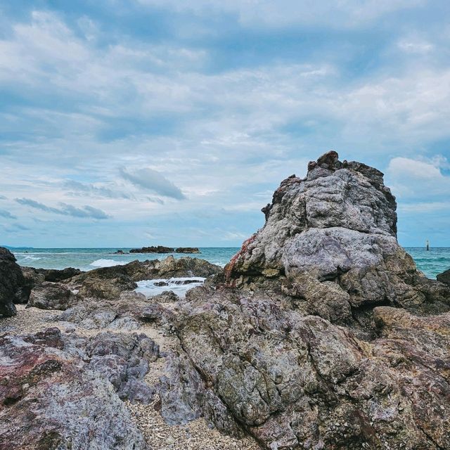 เที่ยวหาดแสมเกาะล้าน ชมถ้ำลับ เดินหาดสวย 