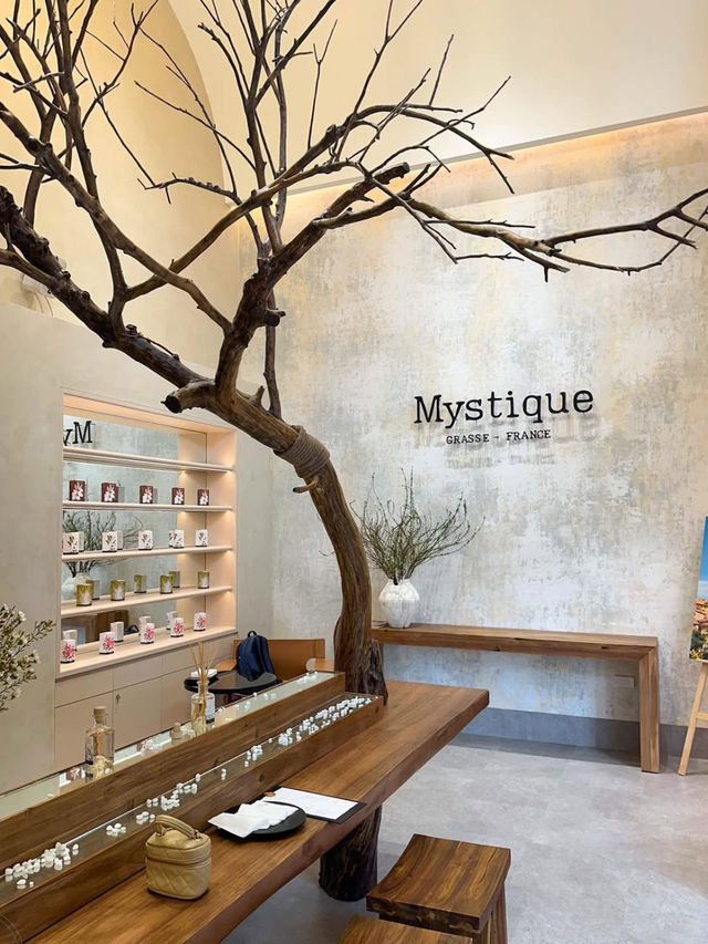 MYSTIQUE PARFUM & CAFE