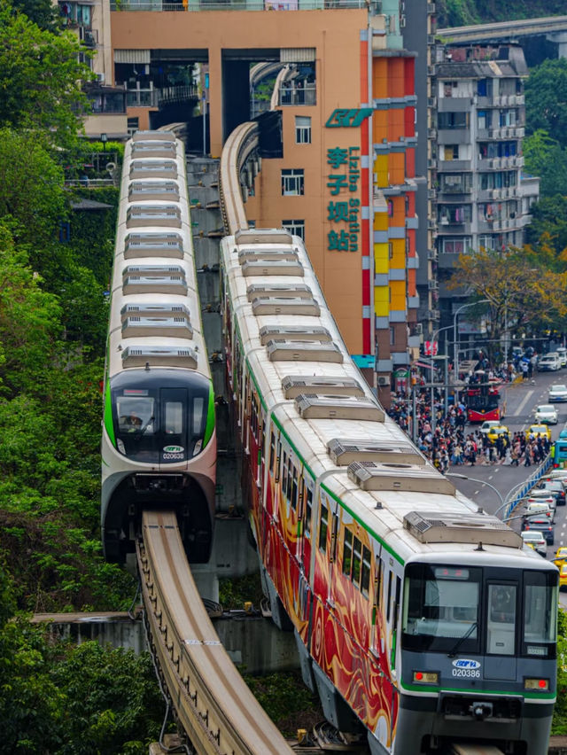 Liziba Station (李子坝): The Train Through the Building Phenomenon