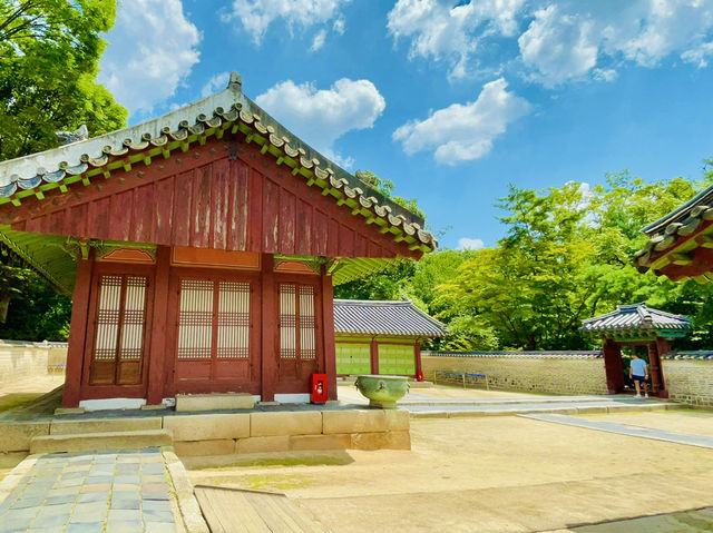 The oldest Confucian royal shrine in Korea🇰🇷👫👫