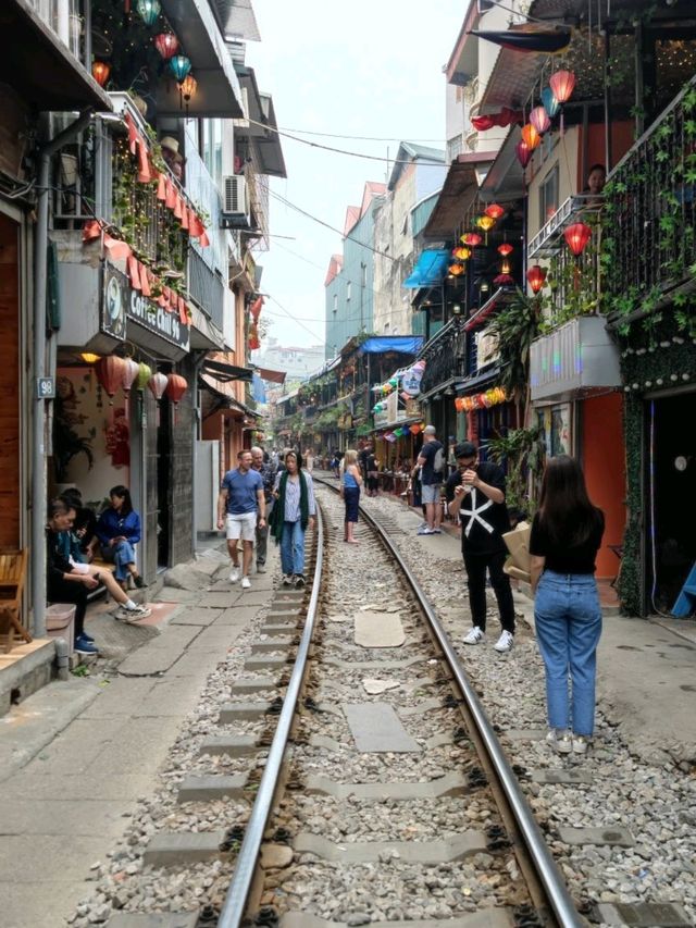 Hanoi Train Street เที่ยวฮานอย เวียดนาม