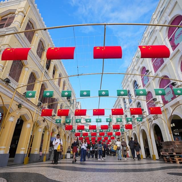 Macao Sets up Decorations to Celebrate 25th Anniversary