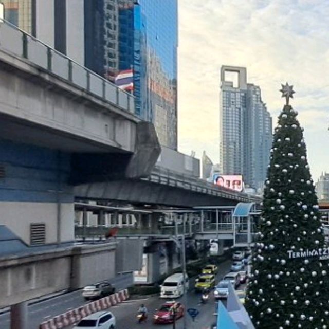 Santa’s cheer awaits on Sukhumvit, even in traffic!