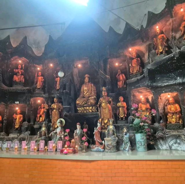 Sam Poh Tong Temple