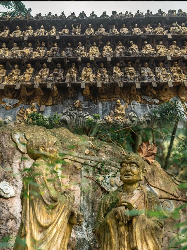 四川彭州有一座雄偉的禪寺，內有800座羅漢塑像群。