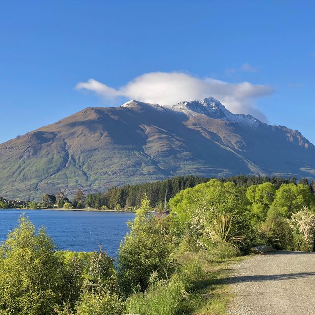 Queenstown Reverie: Lake's Embrace Beckons