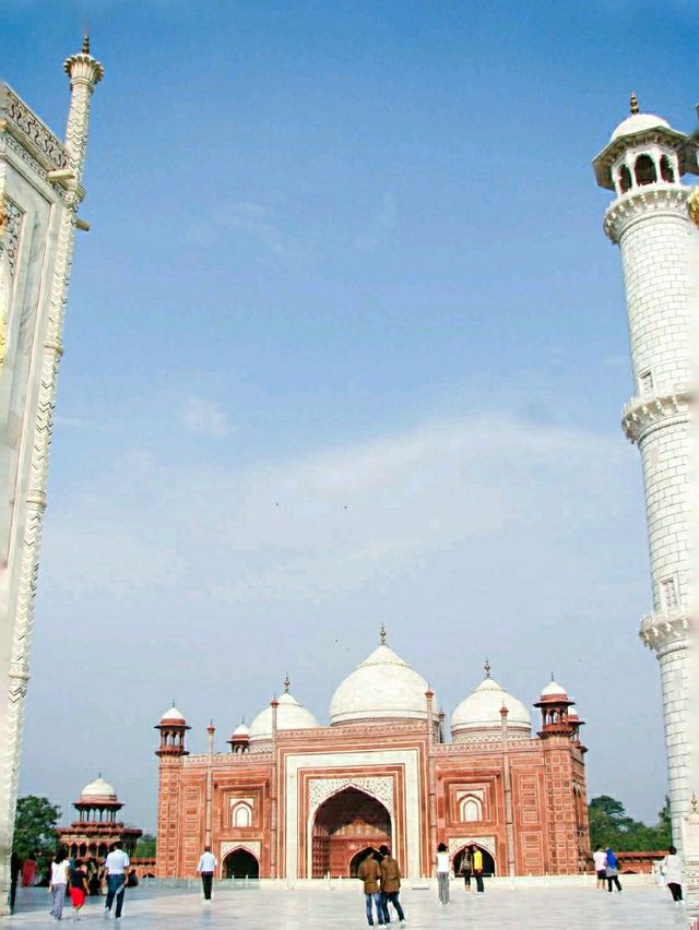 Love Overwhelms at Taj Mahal