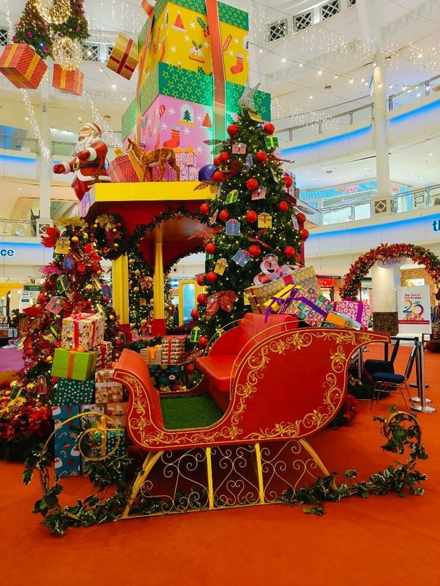 Soaking in the Christmas Magic at The Curve Mall