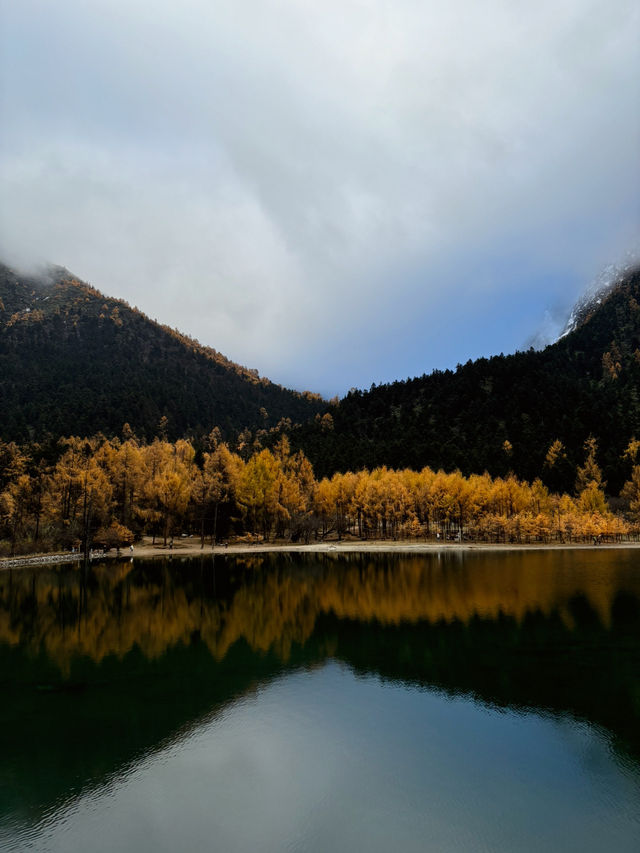 Escape to Bipenggou: A Hidden Paradise of Lakes, Peaks, and Colourful Wonders!