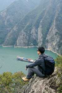 登臨三峽之巔輕舟已過萬重山