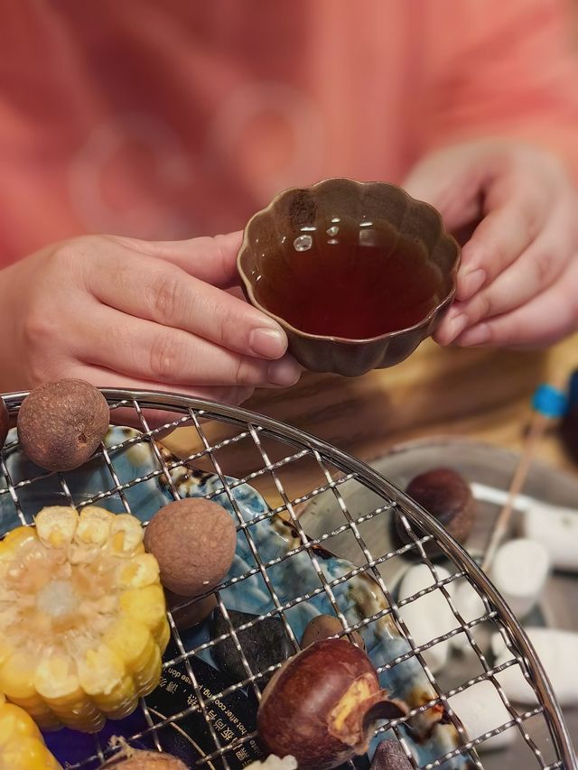 圍爐煮茶還是圍喵煮茶？今天只想躺平在貓咖啡店裡