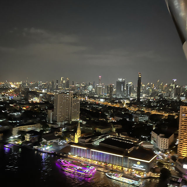 Classy hotel with Chao Phraya river view 