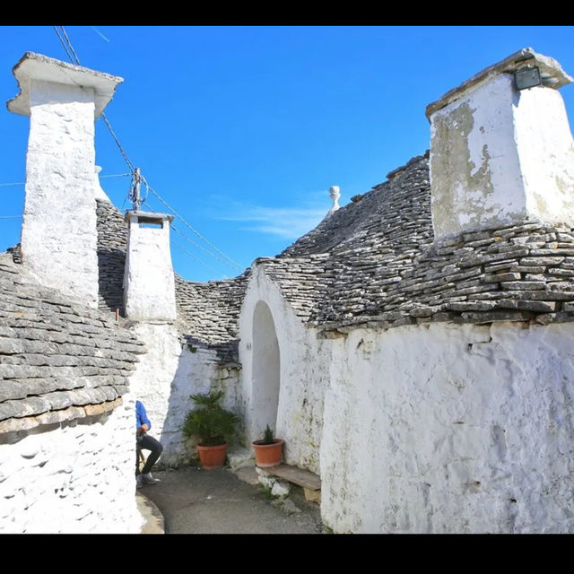 A super niche tourist destination in Italy, the house looks like wearing a bucket.